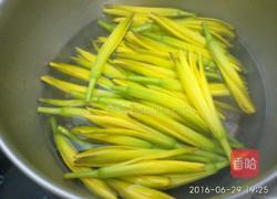 五花肉炒黄花的做法图解3