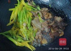 五花肉炒黄花的做法图解8