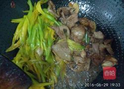 五花肉炒黄花的做法图解9