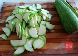 西葫芦炒脊里肉的做法图解3