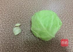 蒜末炒卷心菜的做法图解1