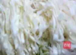 卷心菜炒粉的做法图解2