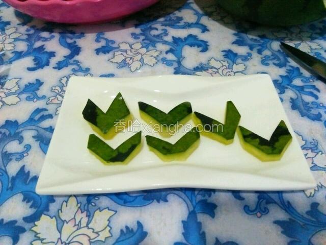 西瓜皮用小刀切成两片叶子的形状