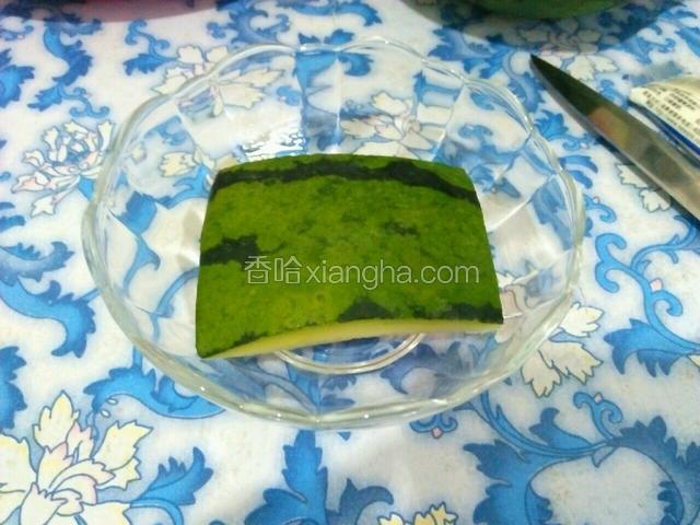 再切一块大点的放在玻璃碗里