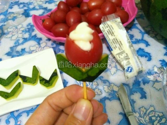 也可以在圣女果顶上割一个小口，挤上点沙拉酱，又成了不一样的花朵