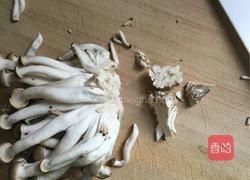 蟹味菇炒鸡蛋的做法图解1