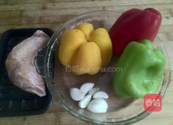 彩椒炒鸡肉的做法图解1