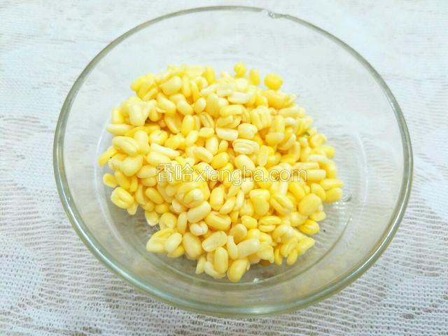 将泡好的绿豆去掉皮。