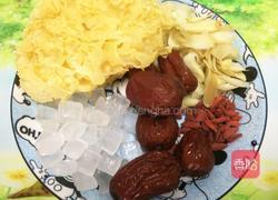 银耳百合炖红枣的做法图解1