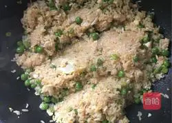 Illustration of how to make pea and egg fried rice 8