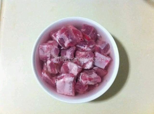 排骨喊商户剁成段，买回用清水泡一小时