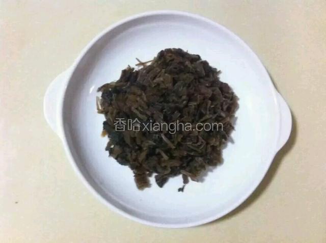 泡好的梅干菜多洗几遍里面有沙，切去根部，挤干水份切一厘米的段待用