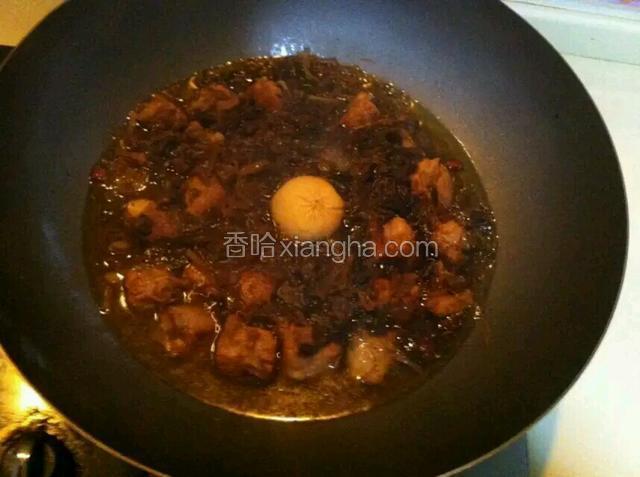再加入梅干菜 豆腐干，调入盐 糖 


 十三香继续焖20分钟