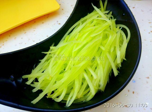把莴笋丝装入盘中整形。撒上些盐和味精。