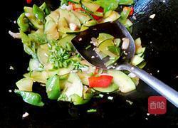 辣椒炒嫩南瓜的做法图解10