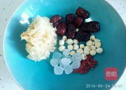 冰糖银耳莲子羹的做法图解1