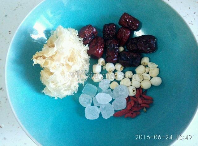 备好各种食材。