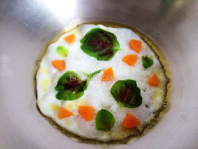 加入蔬菜，苋菜叶要平铺
