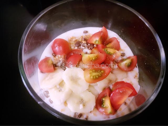 然后把准备好的水果倒入碗内