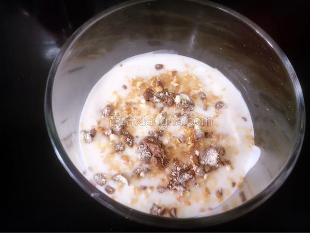 继续撒上捣碎的巧克力豆