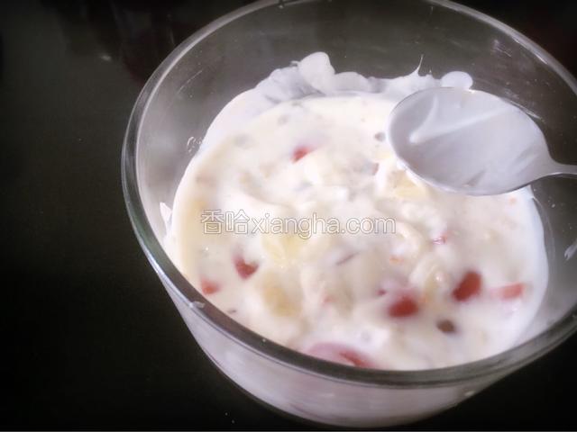 用勺子搅拌均匀