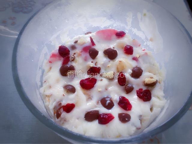 撒上葡萄干和蔓越莓干，然后放入冰箱冷冻室