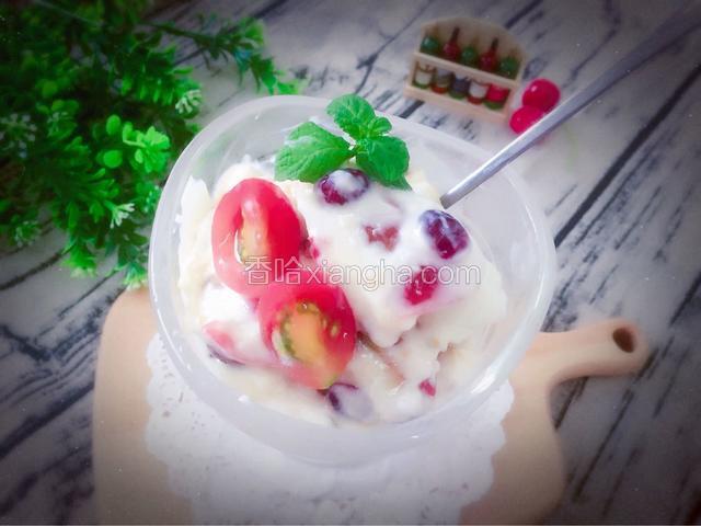 一个小时后，取出，点上装饰，即可享用