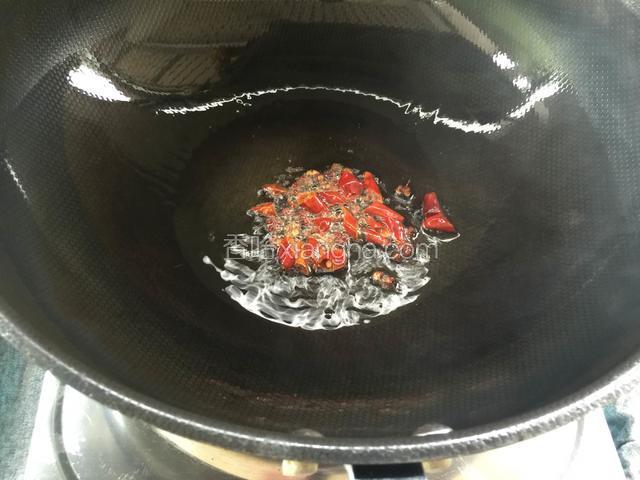 炒锅倒油，油热后放入辣椒段和花椒粒炸香，不要炸糊了。