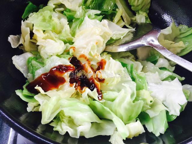 感觉卷心菜发软后倒入耗油和适量盐翻炒均匀。