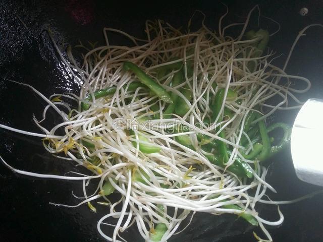 再放入绿豆芽 ，  翻炒一分钟！