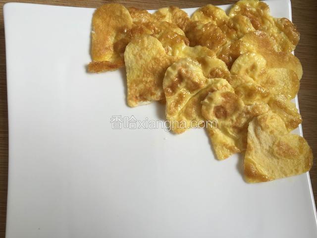 全部做好后摆在盘子上。