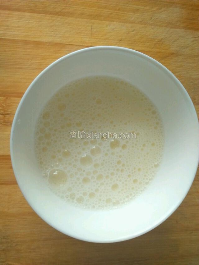 鸡蛋取蛋清，倒入适量的纯牛奶和糖搅拌均匀