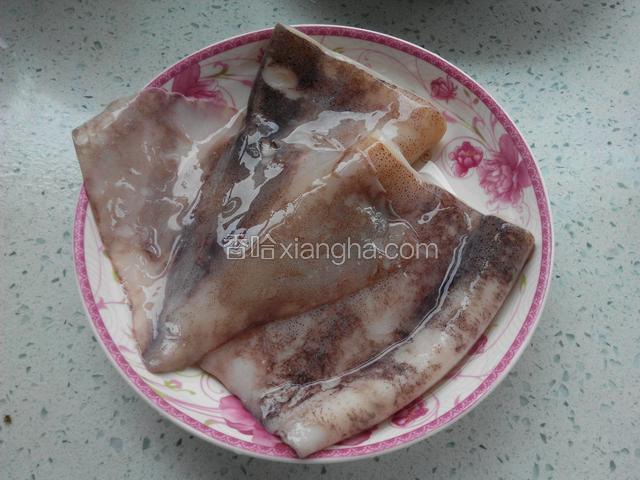 鱿鱼洗干净。