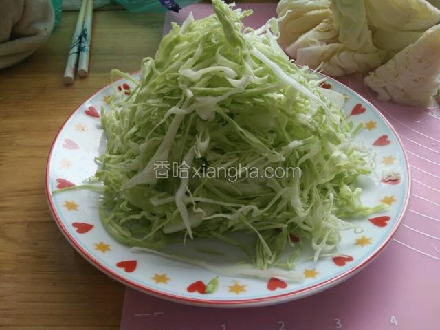 把卷心菜切成细丝，备用