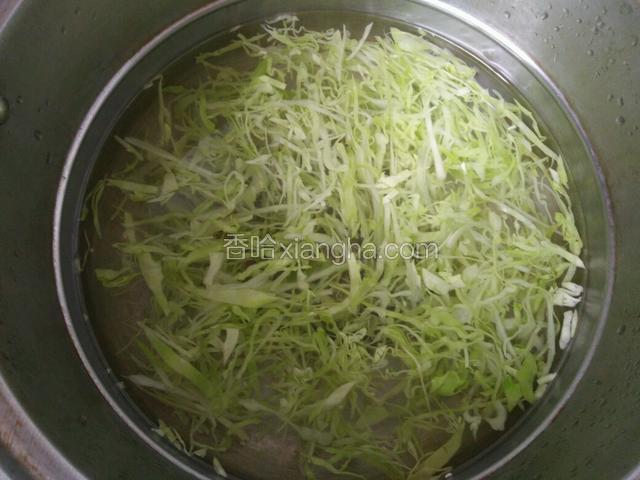 卷心菜放开水里烫一分钟用凉水拔凉。