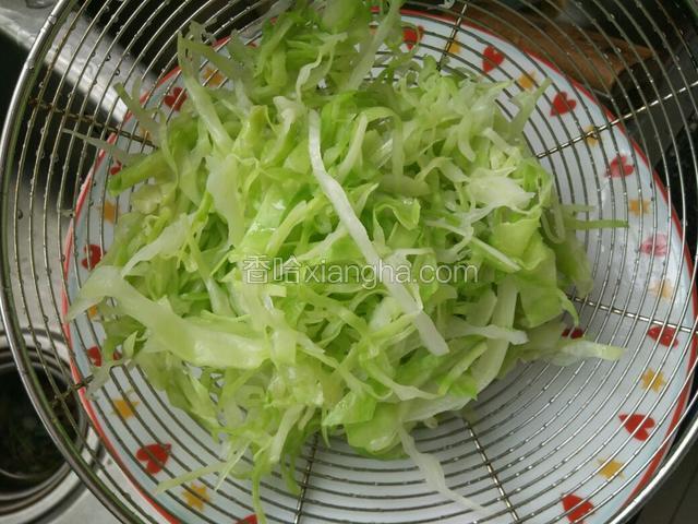 卷心菜丝用漏勺捞出控水备用。