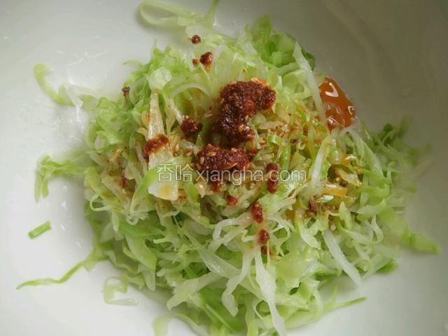 卷心菜丝放入碗中，放葱油辣椒油，放味精放盐，白醋，拌匀