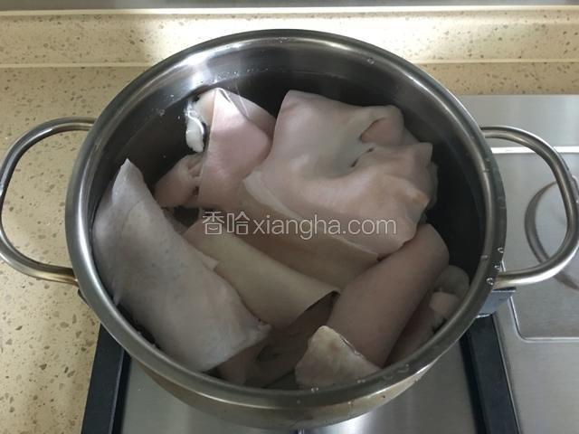洗干净的猪皮冷水下锅，开水锅里煮10分钟。
