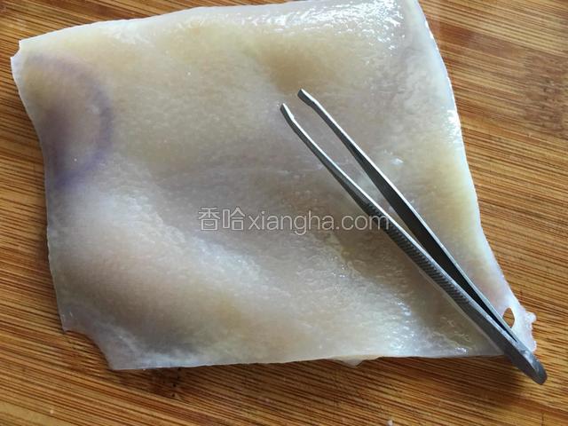 用夹子拔掉猪毛。