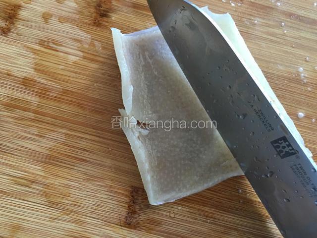 用刀刮掉油脂。