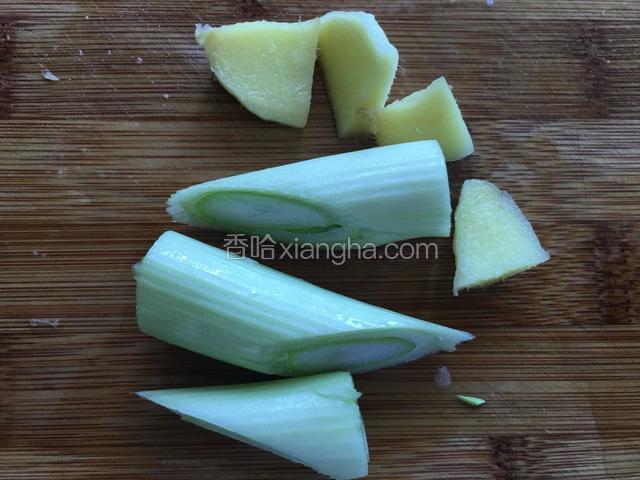 姜切片，葱切段儿。