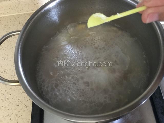 大火烧开，改小火熬煮1小时。挑出葱和姜，放入2g盐，煮至盐化。