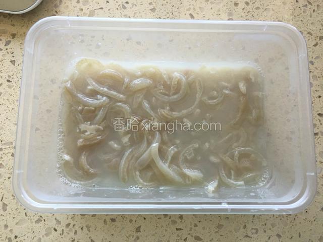 取一半熬好的猪皮汤汁，倒入容器。晾凉后，放入冰箱冷藏至凝固。