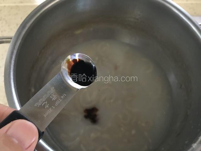 锅中剩余一半猪皮汤汁，放入1/4小勺老抽，搅拌均匀。