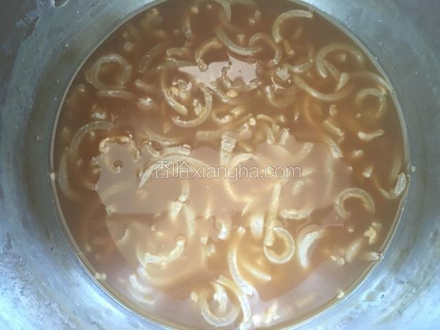 在煮开锅，关火，备用。