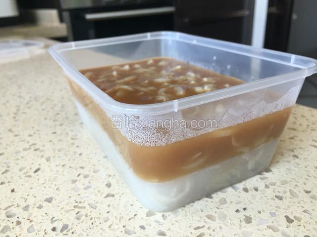 原色猪皮汤汁凝固后，放入带颜色的猪皮汤汁。