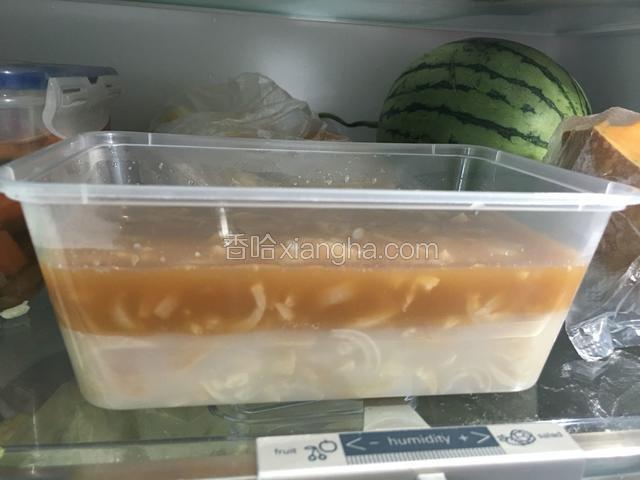 放入冰箱冷藏至猪皮汤汁全部凝固。