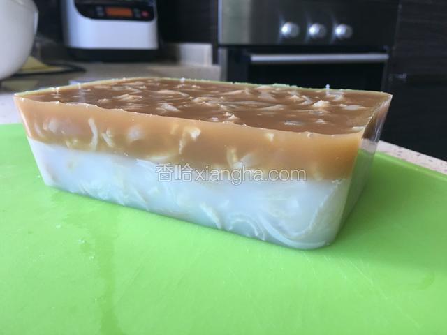 从冰箱里取出凝固的猪皮冻，倒扣容器，脱模。