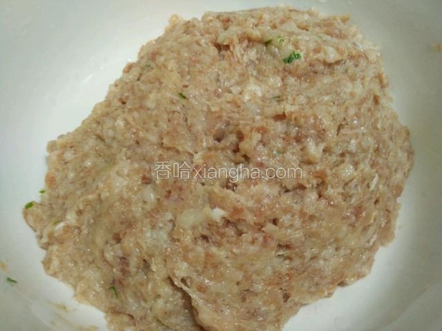将肉剁细(越细越好)
