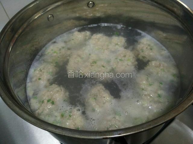 锅内放适量水烧开，改小火用小勺将肉舀进锅内